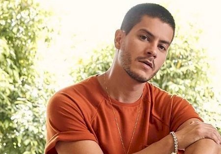 Arthur Aguiar reclama sobre implicância do público com sua carreira
