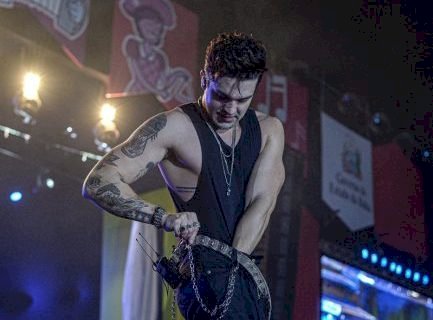 Calça de Luan Santana desabotoa em show e deixa cantor em apuros