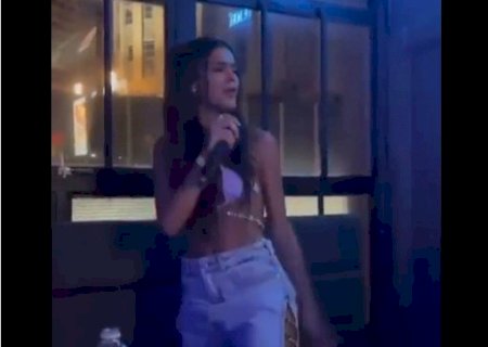 Bruna Marquezine canta em festa com presença de Rosalía e impressiona