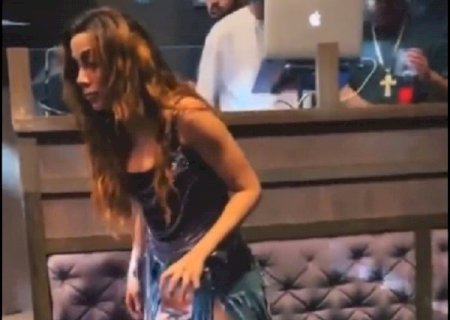 Vídeo de Anitta 'travada' em balada após prêmio viraliza