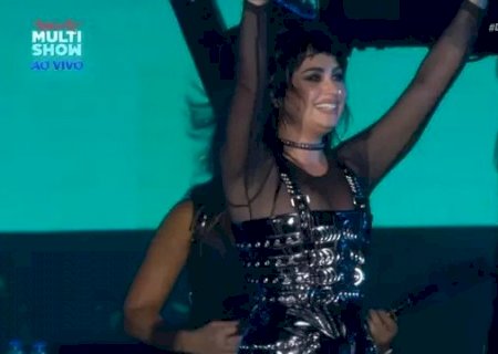 Demi Lovato desafina feio, mas banda segura tudo