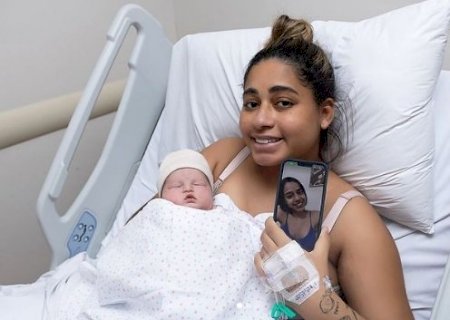 MC Loma mostra o rosto da filha pela primeira vez