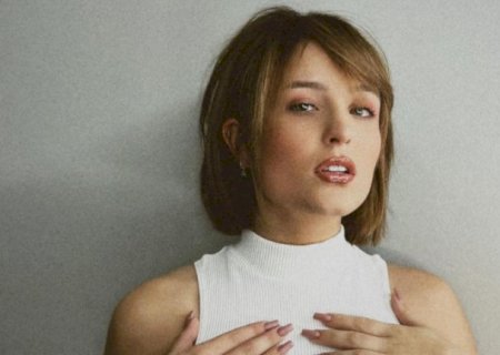 Larissa Manoela rebate fã após se incomodar com comentário: ‘Palhaça’