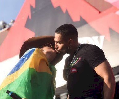Maraisa e Bil Araújo dançam juntinhos e se beijam em show