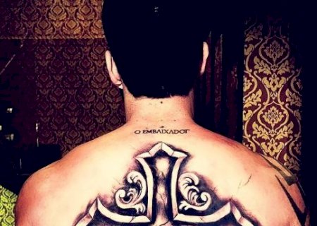 Gusttavo Lima impressiona ao expor nova tatuagem gigante nas costas