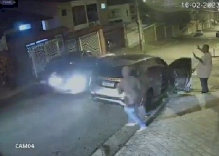 Cantor Péricles é assaltado e tem carro levado por ladrão