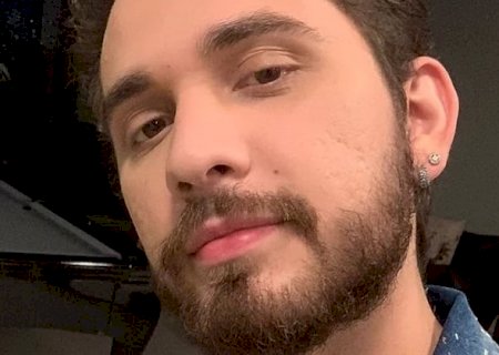 Gustavo Mioto é flagrado aos beijos com cantora sertaneja
