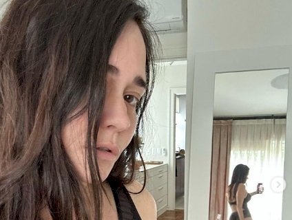 Alessandra Negrini faz selfie de lingerie e reflexo no espelho chama atenção