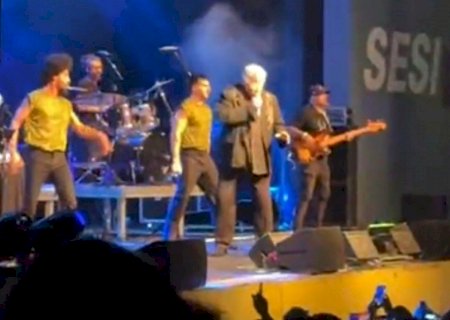 Sidney Magal passa mal em show e é retirado do palco às pressas