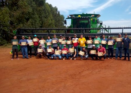 Caarapó realiza cursos de operador de colheitadeira e pulverizador