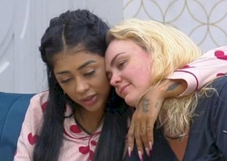 Ex-paquita chora ao lembrar relação com Xuxa: ‘Amizade nunca mais’