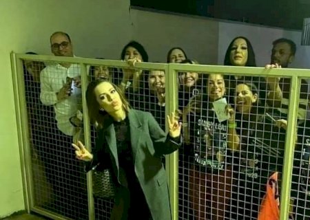 Sandy é criticada após tirar fotos com fãs separada por grade