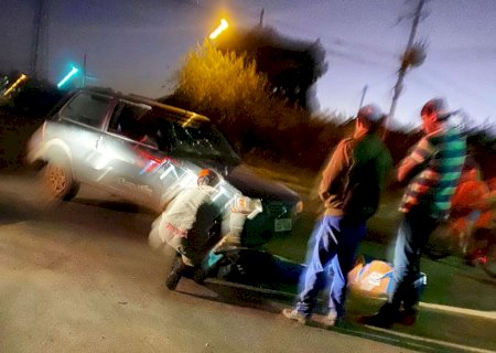 Carro e moto colidem e uma pessoa fica ferida em Caarapó
