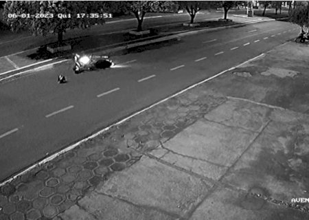 Mulher perde o controle de moto e cai ao bater em proteção de árvore
