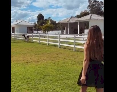 Nicole Bahls batiza nova vaca de Camila Queiroz e atriz se diverte: ‘Tô viciada’