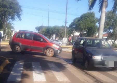 Veículos colidem em rotatória na área central de Caarapó