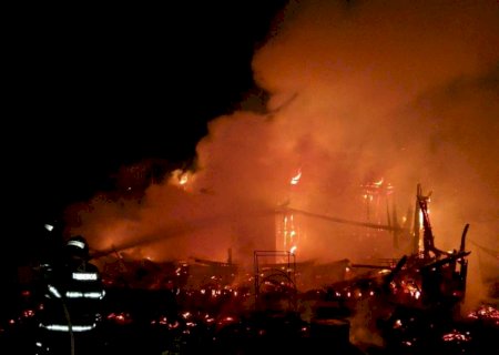 Casa de madeira é toda destruída por incêndio e casal fica só com as roupas do corpo