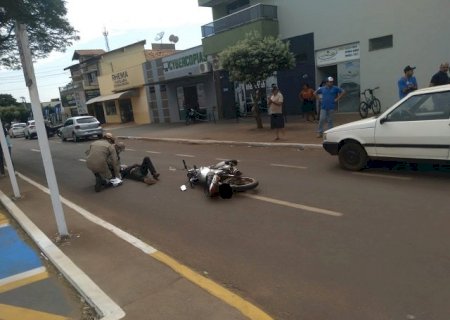 Colisão entre carro e moto no centro de Caarapó deixa motociclista ferido