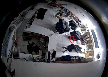 Câmera de segurança flagra ladrão furtando dinheiro e roupas da Loja Santa Villa