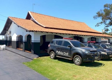 Mulher é presa após ser flagrada com um tablete de maconha
