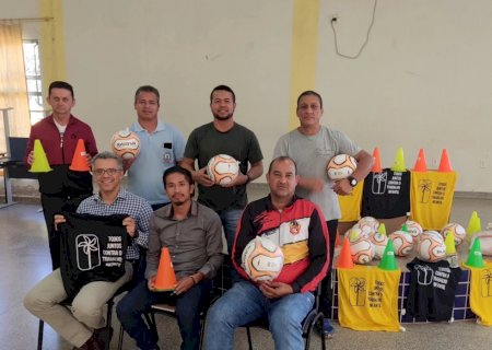 Tribunal de Justiça do Trabalho de Dourados doa material esportivo para time da aldeia Te’ Yikue