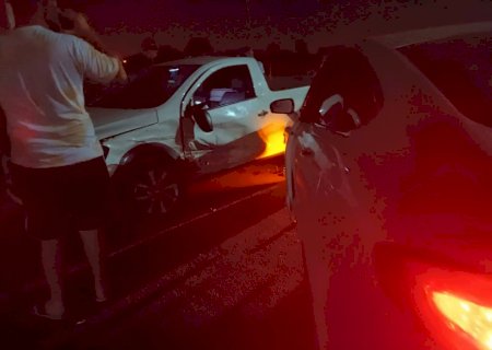 Carros colidem após condutora de Fusion desviar de pedestre