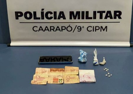 Jovem é preso e menor apreendido após serem flagrados vendendo droga