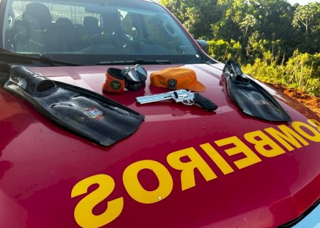 Bombeiro de Caarapó ajuda encontrar arma que foi utilizada em morte de homem em Nova Andradina e depois jogada em lagoa
