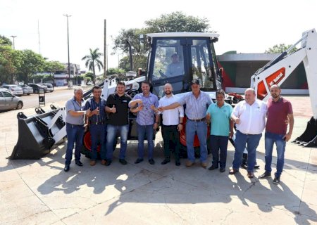 Prefeitura de Caarapó reforça frota da Secretaria de Obras com retroescavadeira nova