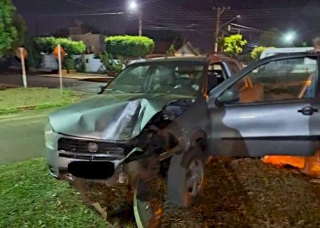 Condutor perde controle da direção e carro vai parar em canteiro