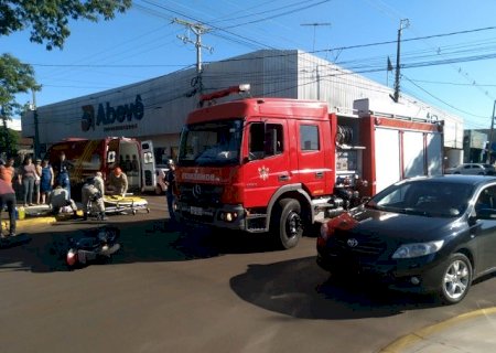 Carro e moto colidem e duas pessoas ficam feridas em Caarapó
