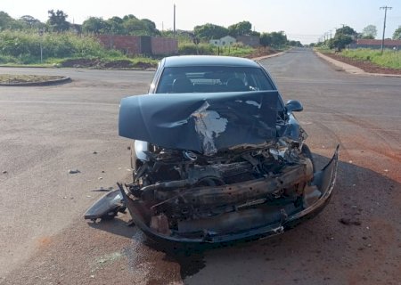 Caminhão invade preferencial e colide com veículo em Caarapó
