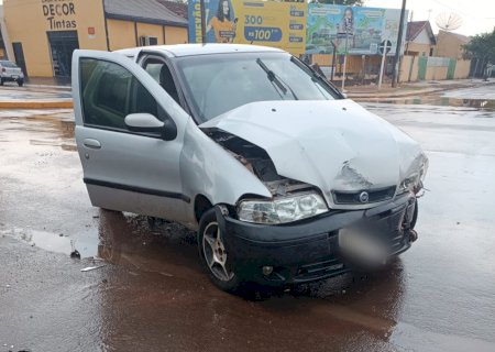 Condutoras saem ilesas após colisão entre dois veículos em Caarapó