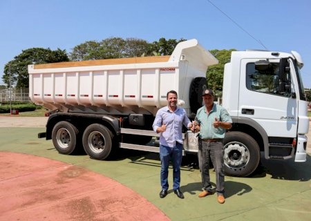 Em menos de 30 dias, prefeitura de Caarapó incorpora 2º caminhão novo à frota da Secretaria de Obras