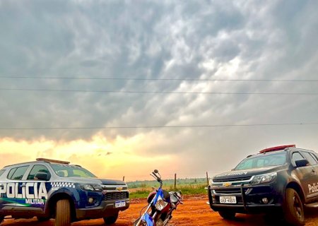 Polícias de Caarapó e Juti prendem dupla e recuperam motocicleta roubada