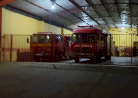 Família sai ilesa após carro bater em roda de caminhão solta no asfalto entre Juti e Caarapó