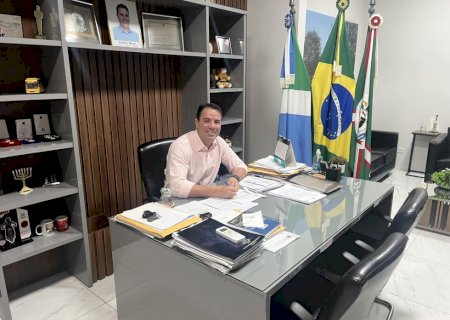 Prefeito assina processo licitatório para contratação de empresa que irá realizar as obras de instalação de iluminação no estádio 'Carecão'