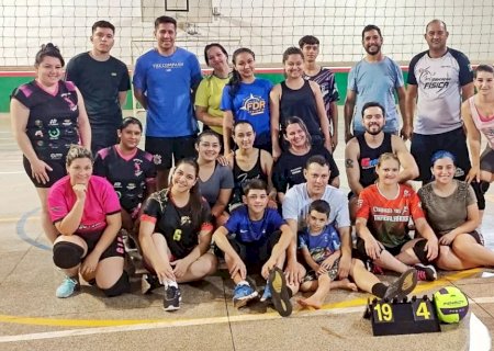 Idealizadores do time 'Fominhas do Vôlei' celebram evolução após um ano de criação