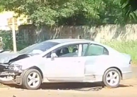 Carros colidem em cruzamento próximo a serraria em Caarapó