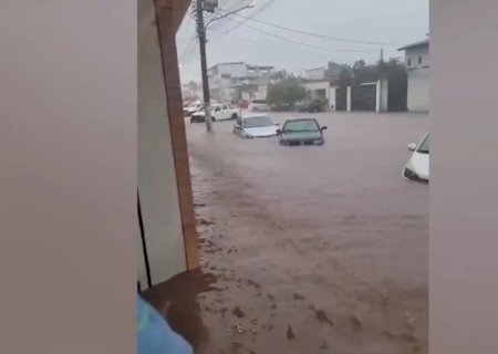 Chuva causa enchente e arrasta carros em Corumbá