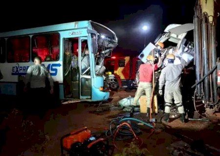 Ferido em acidente entre caminhão e ônibus, jovem morre a caminho de hospital de Ponta Porã