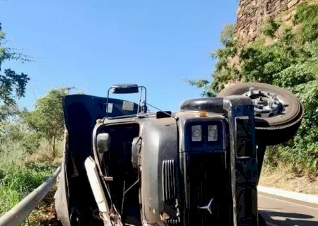 Motorista é socorrido em estado gravíssimo depois de tombar caminhão em serra em Figueirão