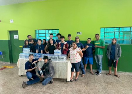 Grêmio estudantil de escola em Caarapó lidera campanha de arrecadação de água para vítimas das enchentes no RS