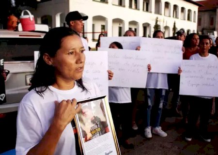 Grupo faz protesto em busca de respostas sobre morte de soldado em Bela Vista