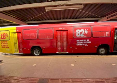 Ônibus vermelho sangue muda cara de coletivos para mostrar riscos da negligência
