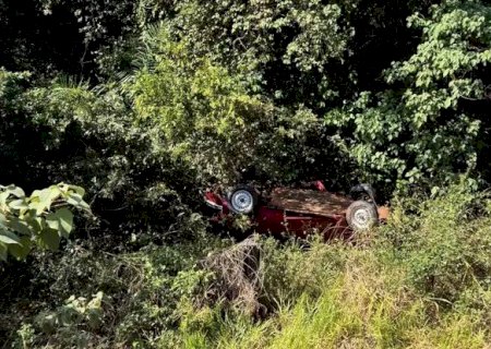 Fusca capota e cai em ribanceira às margens da rodovia MS-450