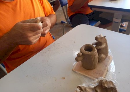 Detentos  do presídio de Caarapó participam de oficina de argila do projeto Reintegr’Arte