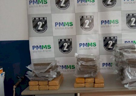 Dois menores são flagrados pela PM com mais de 30 kg de drogas no terminal rodoviário de Caarapó