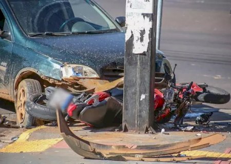 Homem se salva após moto ser arrastada e destruída por carro desgovernado em Campo Grande