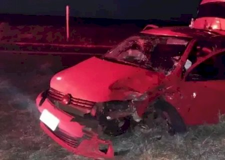 Mulher é socorrida em estado grave após acidente entre dois carros em Ivinhema